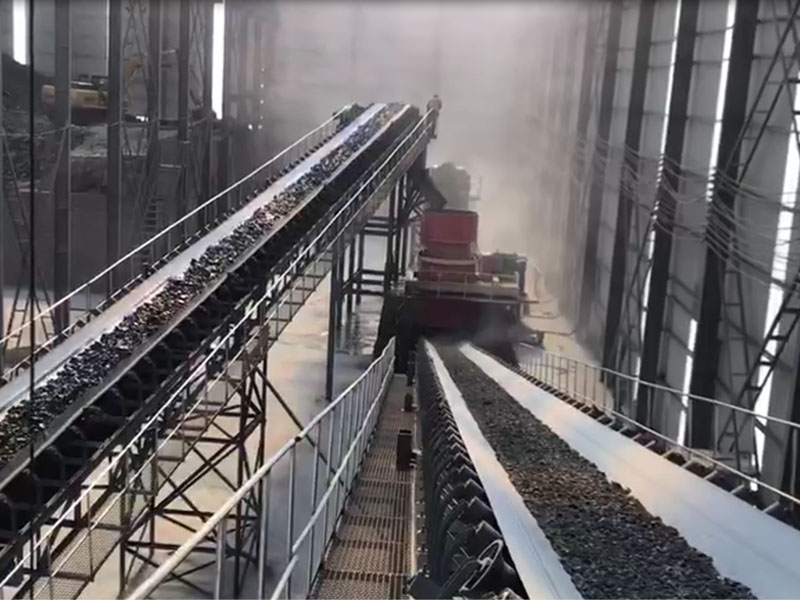 大型砂石料破碎制砂現場 大型砂石料破碎制砂現場